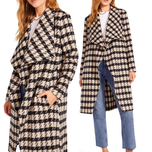 BB Dakota Houndstooth Drape Coat
BB DAKOTA BY STEVE MADDEN - Picture 3 of 9